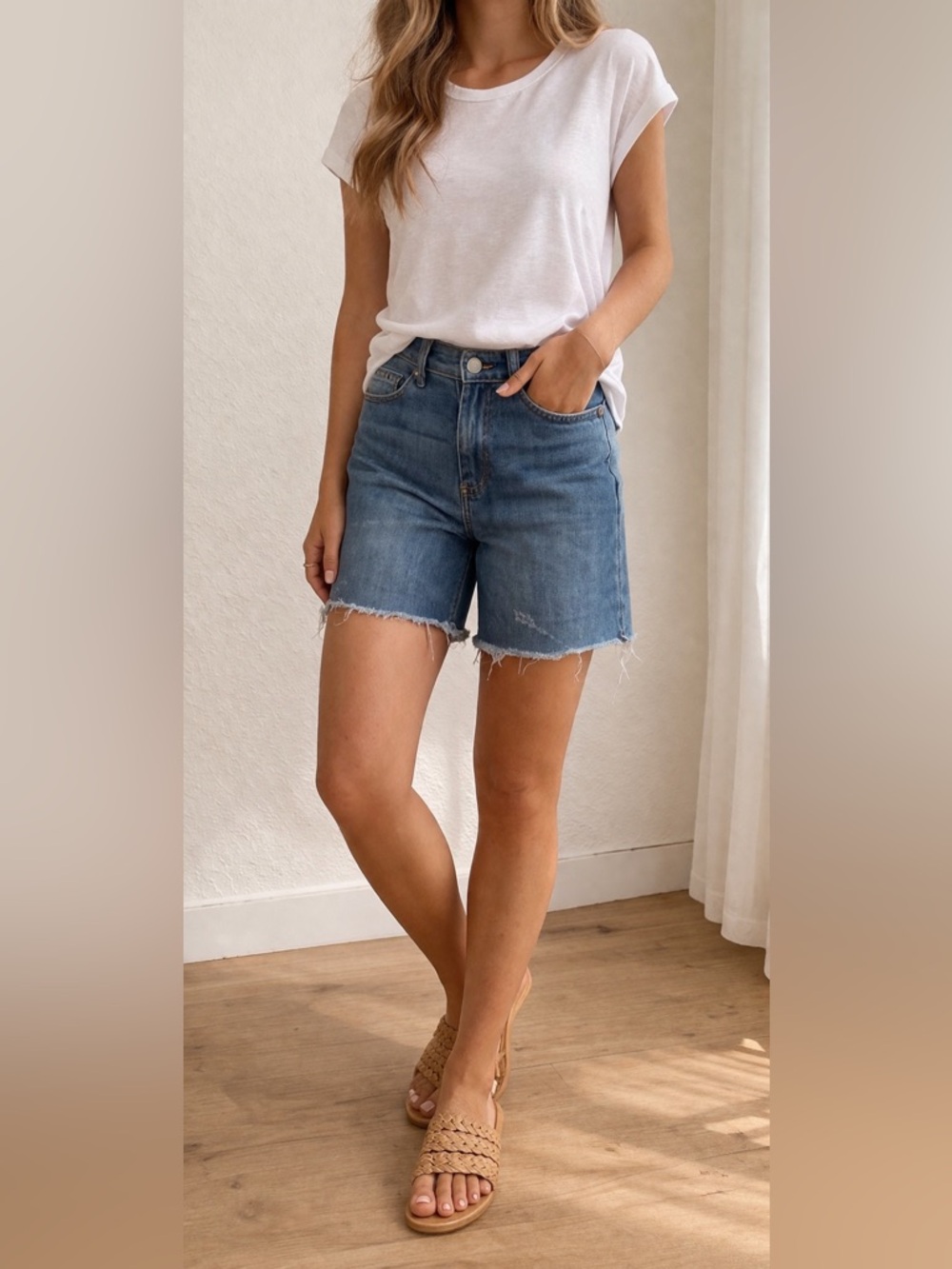 Seven7 Mid Rise Denim Shorts Frayed Hem Cute Summer Size 4
